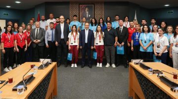 Denizli Paü Rektör’ü Güngör Sporda ve Sanatta Başarılı Olan Öğrencilere Ödüllerini Takdim Etti